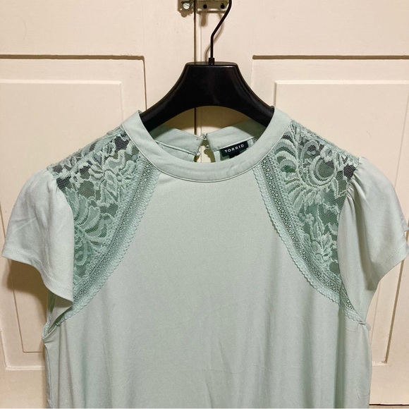 TORRID Size 2 Mint Green Floral Lace Short Sleeves Top Shirt Blouse *READ* - Picture 4 of 8
